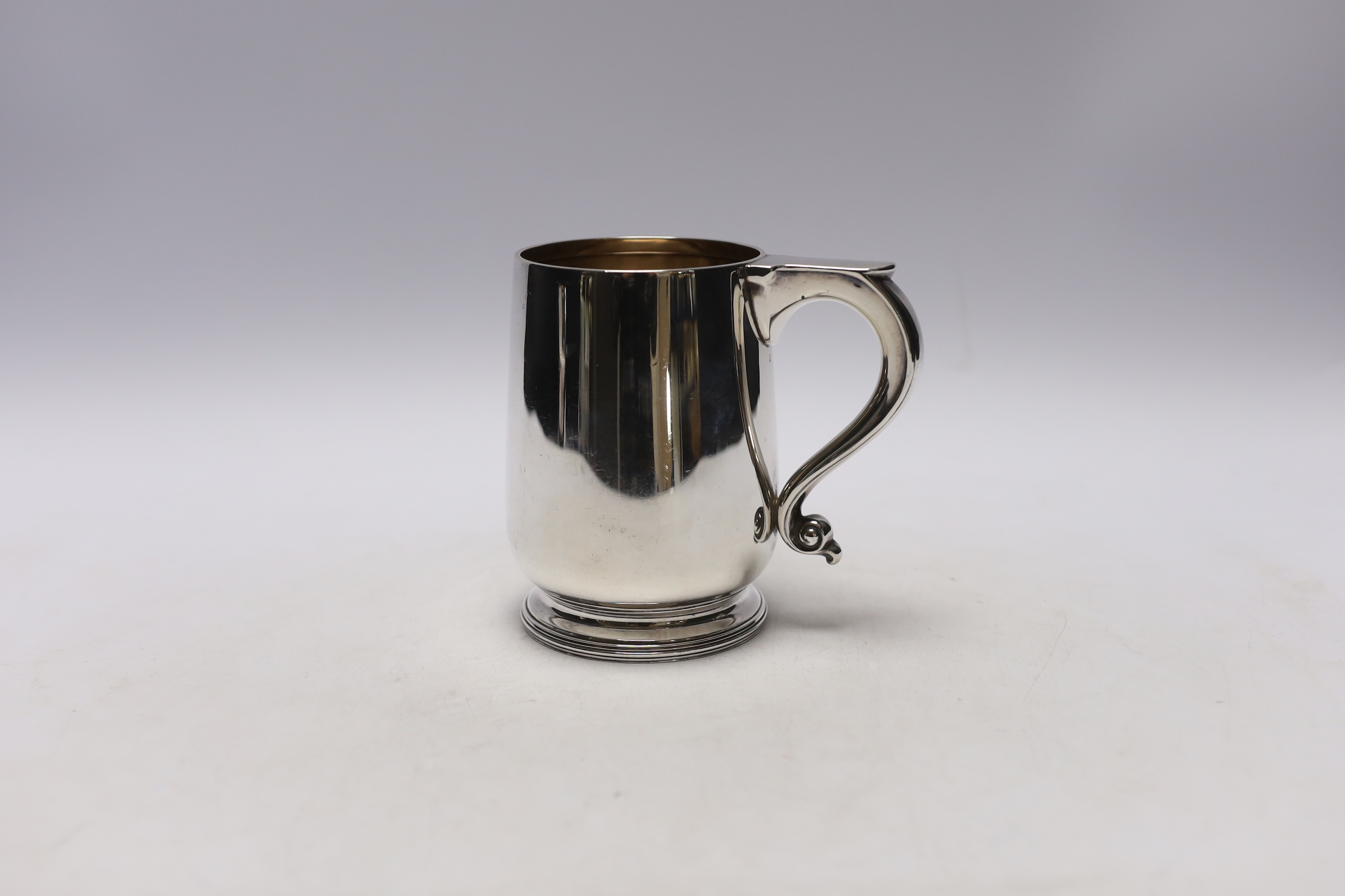 A George V silver mug, by William Neale Ltd, Birmingham, 1929, 11.9cm, 11oz.